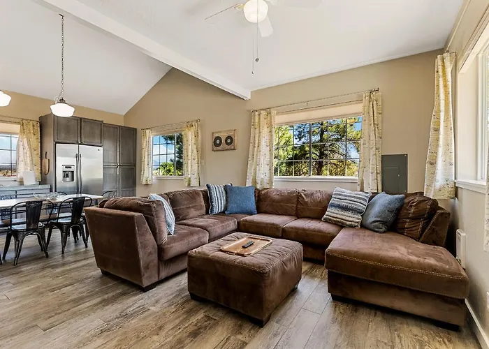 Charming And Tranquil Oasis, Stylish 2 Bedroom 1 Bathroom Getaway! *