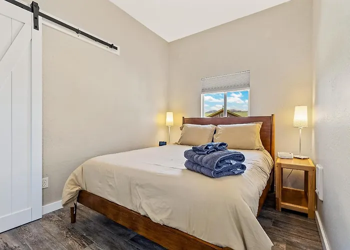 Holiday home Charming And Tranquil Oasis, Stylish 2 Bedroom 1 Bathroom Getaway!