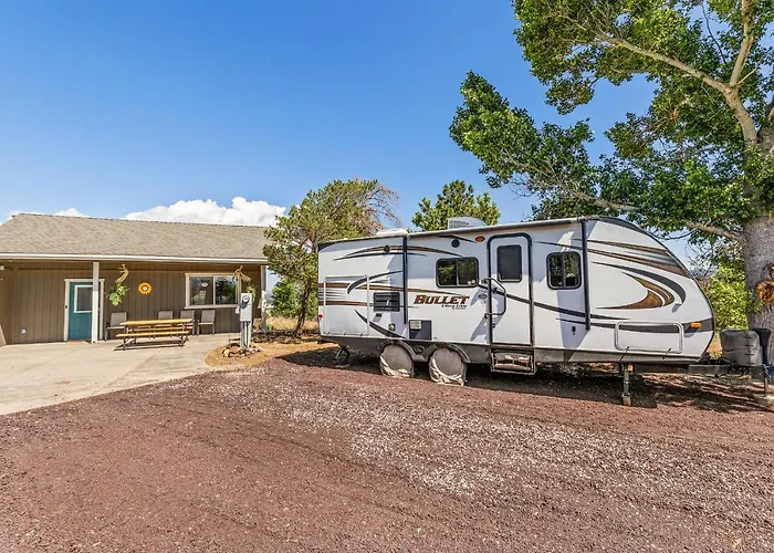 Charming And Tranquil Oasis, Stylish 2 Bedroom 1 Bathroom Getaway! Holiday home