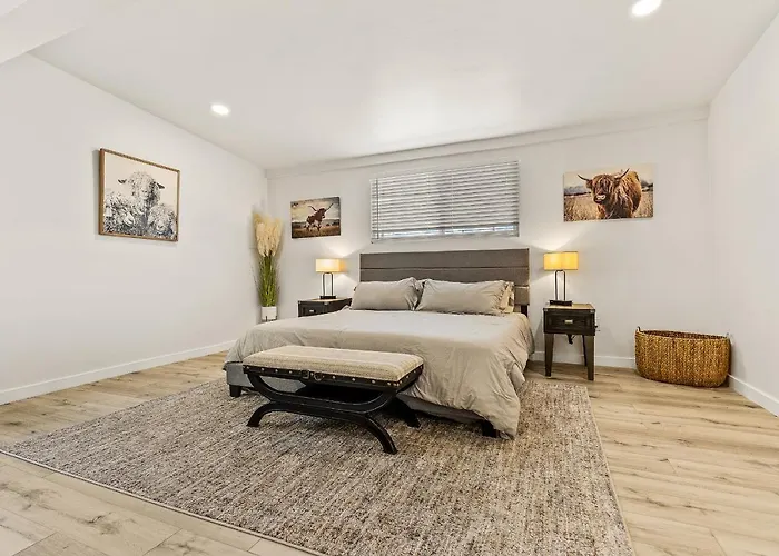 Charming And Tranquil Oasis, Stylish 2 Bedroom 1 Bathroom Getaway!