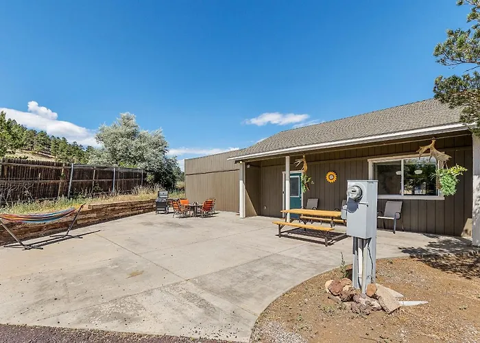 Charming And Tranquil Oasis, Stylish 2 Bedroom 1 Bathroom Getaway! *