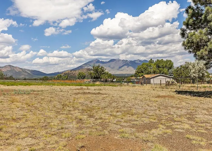 Holiday home Charming And Tranquil Oasis, Stylish 2 Bedroom 1 Bathroom Getaway!