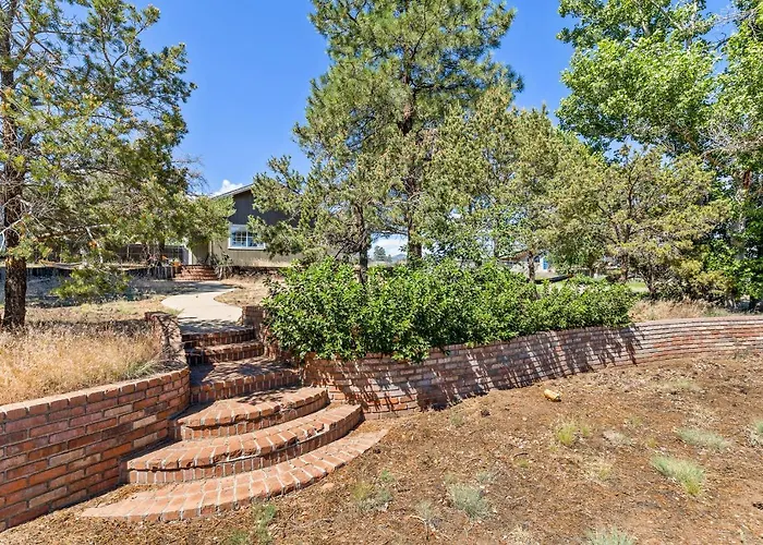 Charming And Tranquil Oasis, Stylish 2 Bedroom 1 Bathroom Getaway! Holiday home