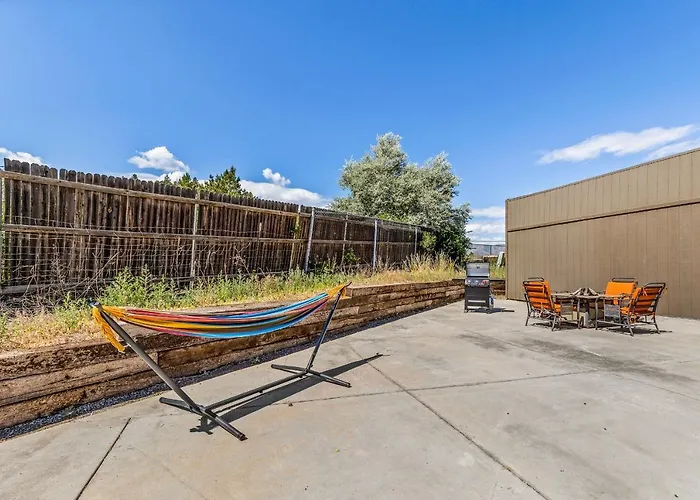 Holiday home Charming And Tranquil Oasis, Stylish 2 Bedroom 1 Bathroom Getaway! *