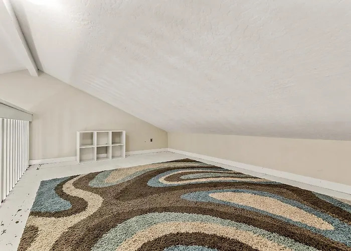 Charming And Tranquil Oasis, Stylish 2 Bedroom 1 Bathroom Getaway! *