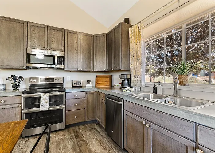 Holiday home Charming And Tranquil Oasis, Stylish 2 Bedroom 1 Bathroom Getaway!
