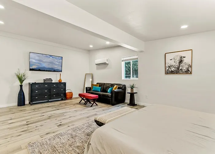 Charming And Tranquil Oasis, Stylish 2 Bedroom 1 Bathroom Getaway! Holiday home Elden Pueblo
