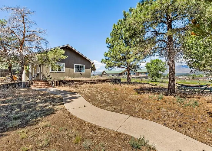 Holiday home Charming And Tranquil Oasis, Stylish 2 Bedroom 1 Bathroom Getaway!