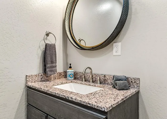 Charming And Tranquil Oasis, Stylish 2 Bedroom 1 Bathroom Getaway! *